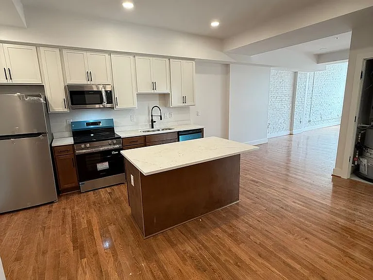 2033 W Broad St — Photo 10