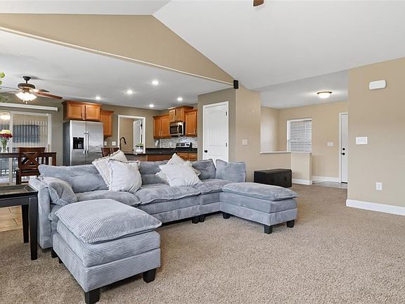 3rd image of 114 Sandstone Dr