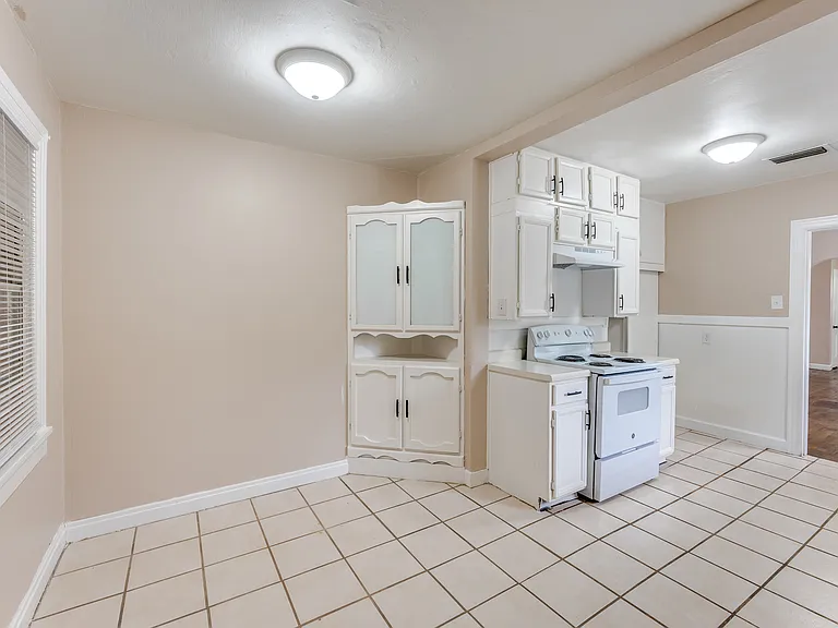 1500 W Short 17th St — Photo 8