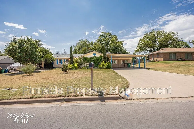 4 bed, 2.0 bath, 2095 sqft, $2,295 — Photo 2