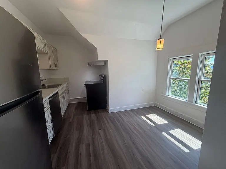 1314 SW Hall St — Photo 10
