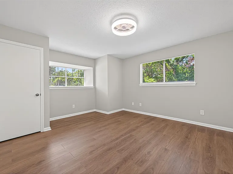 105 Glenmora Ct — Photo 33
