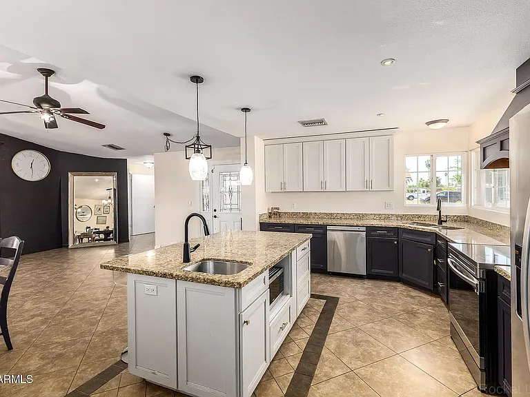 413 E Ellis Dr — Photo 6