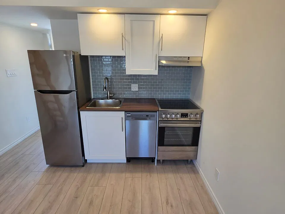 627 Bathurst St #4