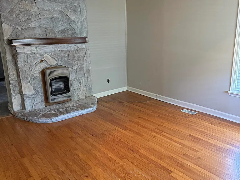 410 McCullough Ave NE — Photo 3