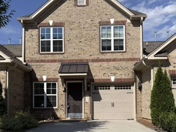 2953 York Place Dr, Walkertown, NC 27051