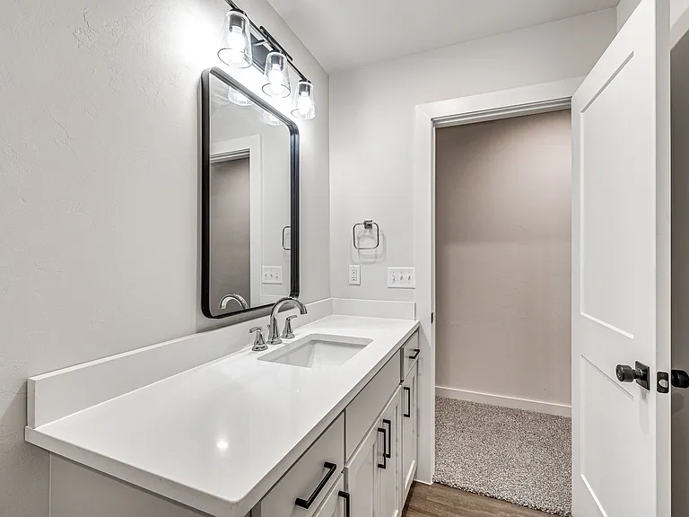 608 W 2nd St #110 — Photo 26