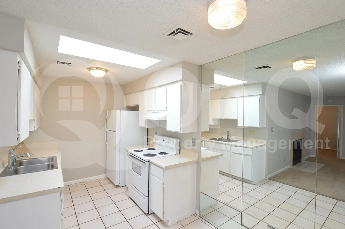 2 bed, 2.0 bath, 803 sqft, $1,449 — Photo 4