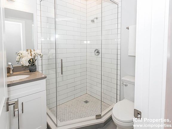 3rd image of 354 W Dickens Ave #3N