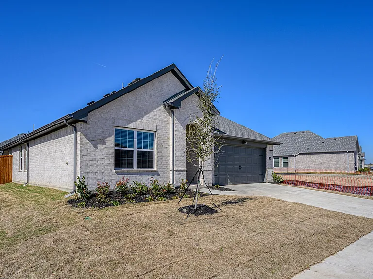 501 Amenduni Ln — Photo 2