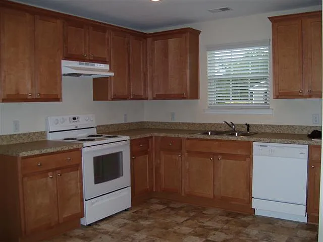 30 Twin Oaks Pl — Photo 3