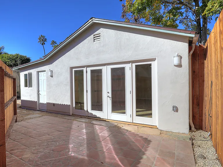 826 Alberta Ave — Photo 1
