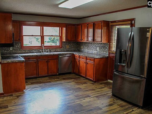 3rd image of 4027 Creekmoor Dr