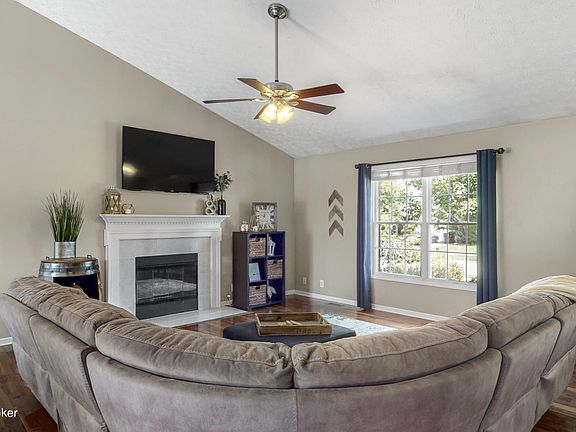 5th image of 3912 Orchard Lake Dr