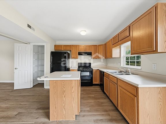 3rd image of 955 Nicole Way