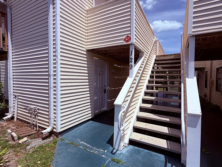 129 Camphor Cir #F — Photo 2