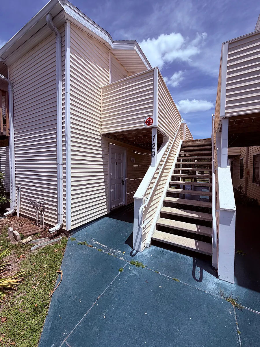 Building Photo - 129 Camphor Cir #F