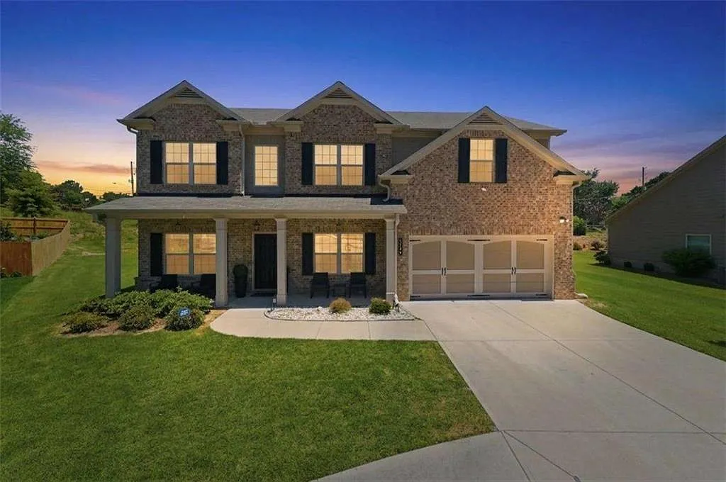 5 bed, 4.0 bath, 3300 sqft, $3,195 — Photo 2