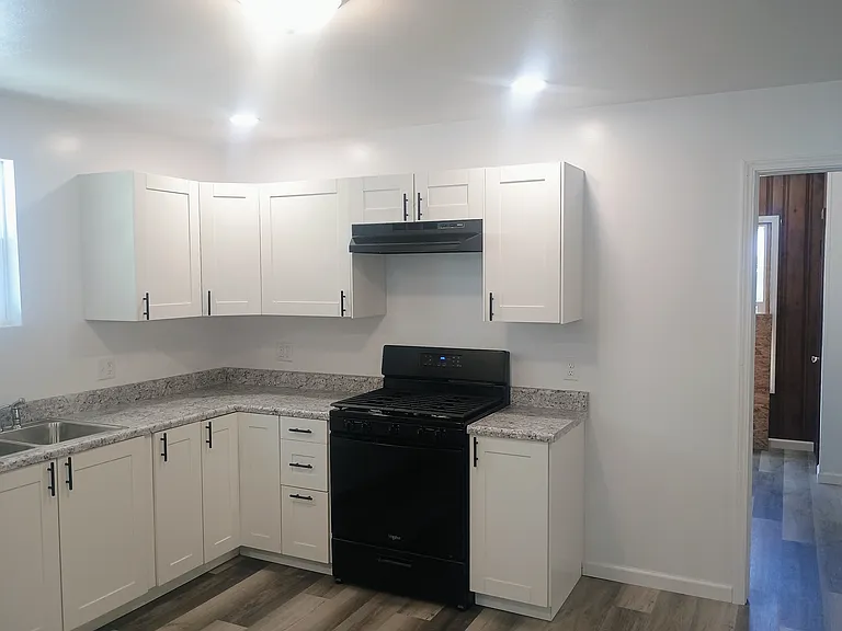 2130 E Jackson St — Photo 3