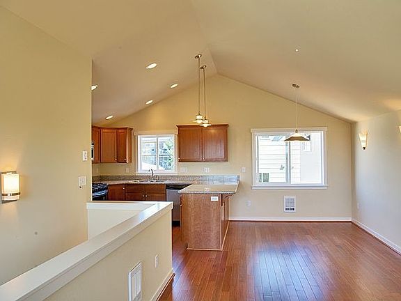 Top floor living w/ rich hardwood floors