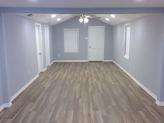 3rd image of 702 E Avenue B