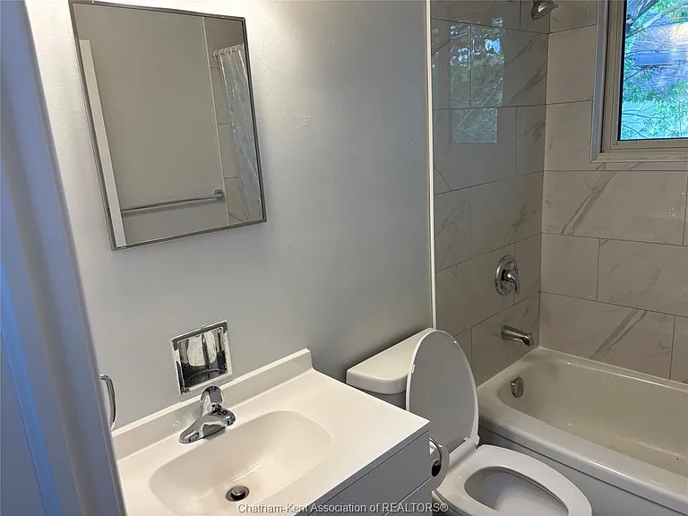 990 Chandler St — Photo 10
