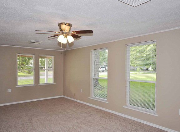 2nd image of 107 Huisache St