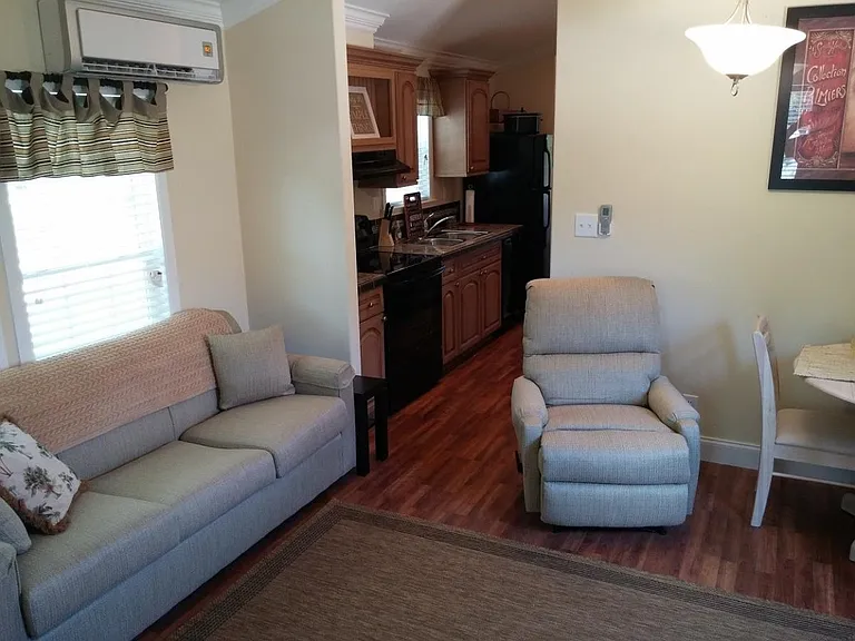 Living Rm (looking towards kitchen)