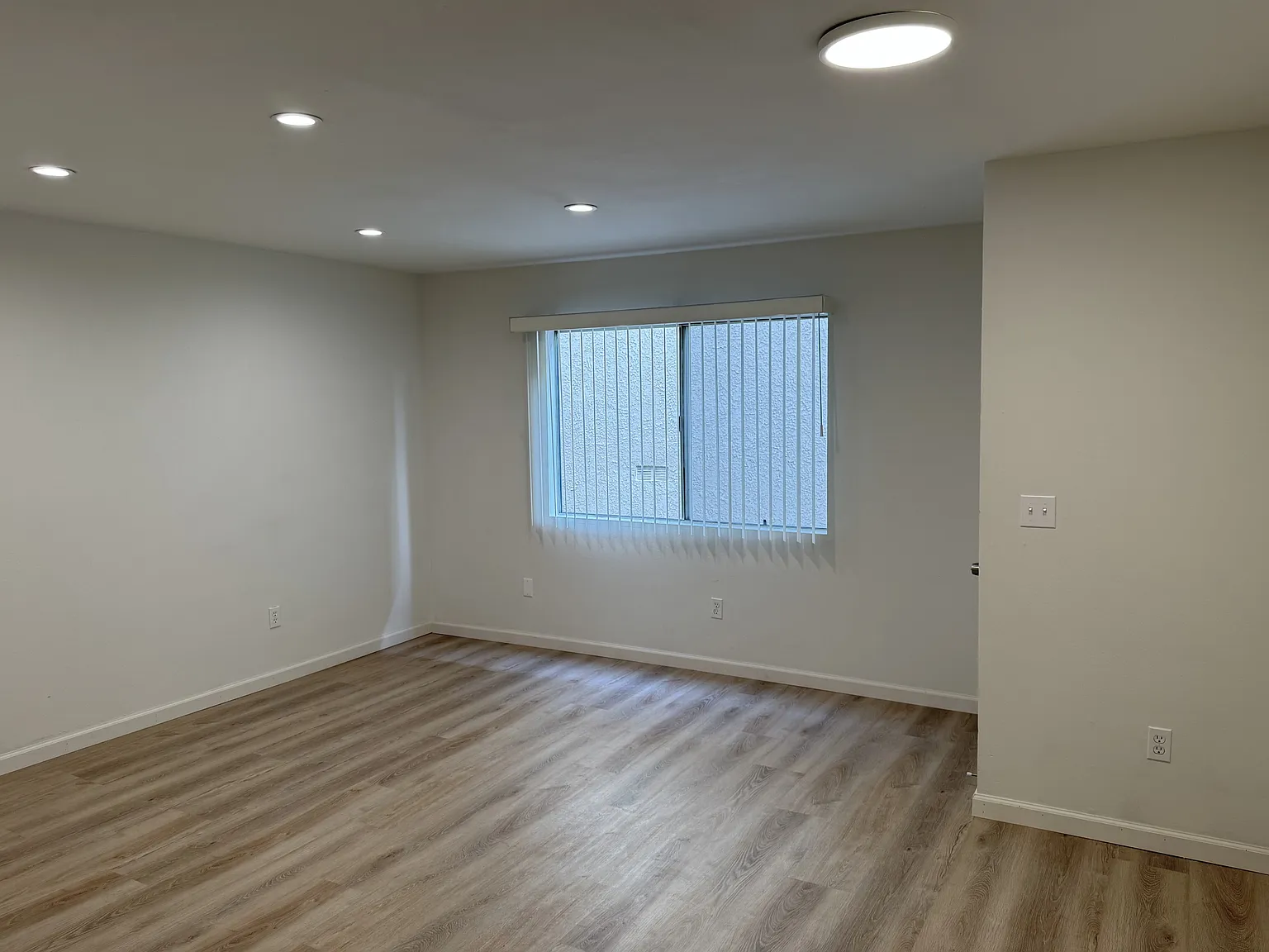 2 bed, 850 sqft, $2,200 — Photo 4
