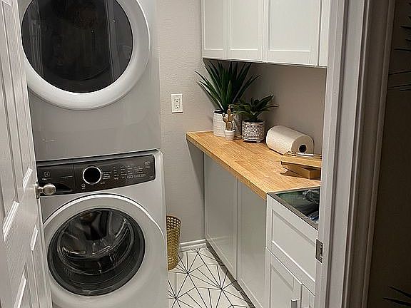 Laundry room w/ utility sink