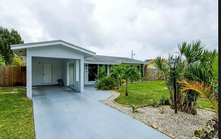 1905 N 45th Ave
