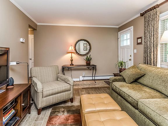 5th image of 23 Borden St