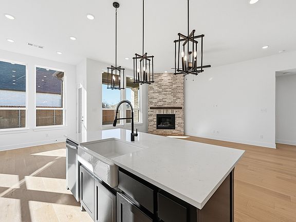 4th image of 572 Moonrise St
