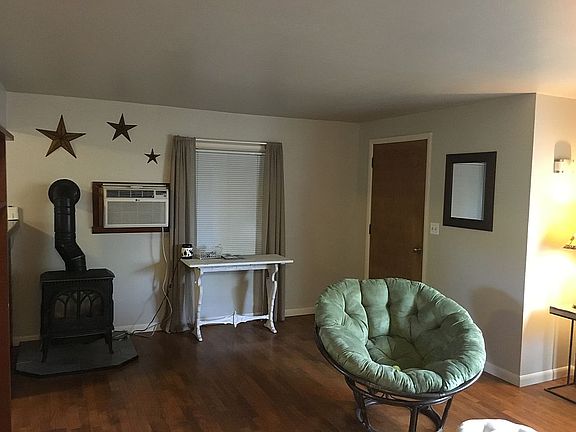 Living Room / Entryway