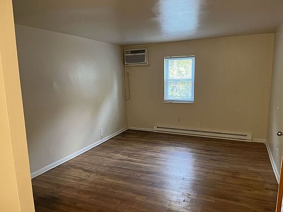 4th image of 214 Randolph St APT 1