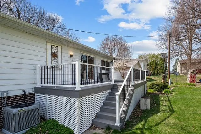 2103 Fairmeadows Dr — Photo 2