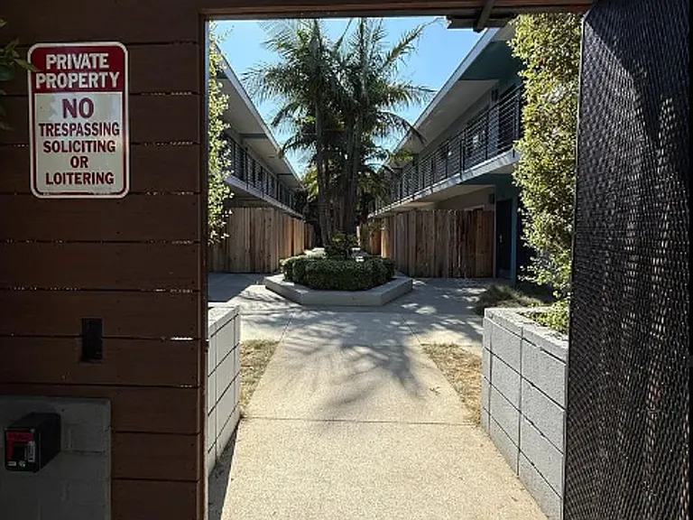2727 Abbot Kinney Apartments, Venice CA — Photo 35