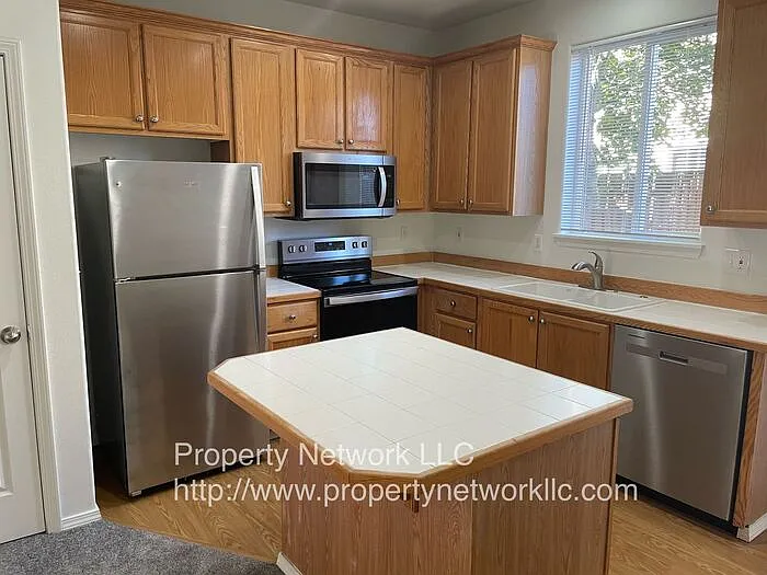 3 bed, 2.5 bath, 1514 sqft, $2,200 — Photo 3
