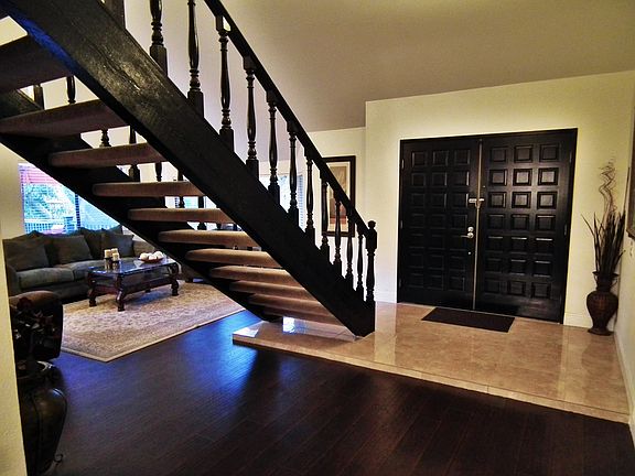 3rd image of 985 Queen Anne Ct