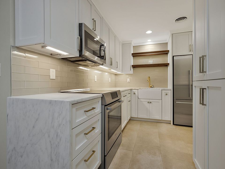 1st image of 4040 Woodlawn Dr Unit 15