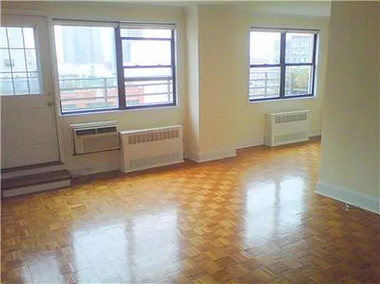 Rented by Metropolis Real Estate of Manhattan | media 28