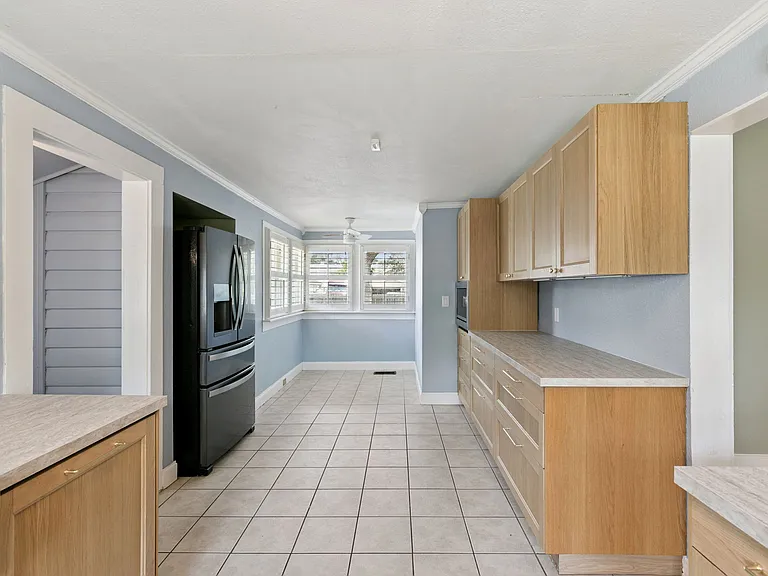 2400 S Park Ave — Photo 9