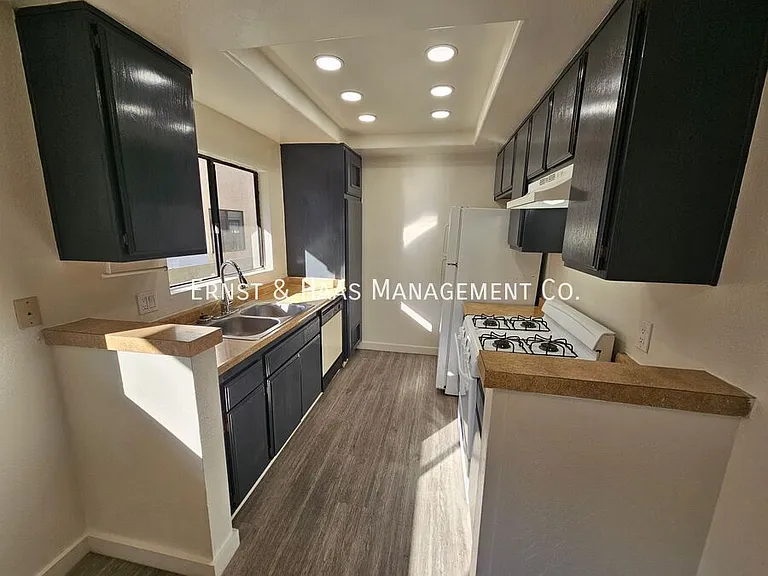 411 W 4th St #3 — Photo 6