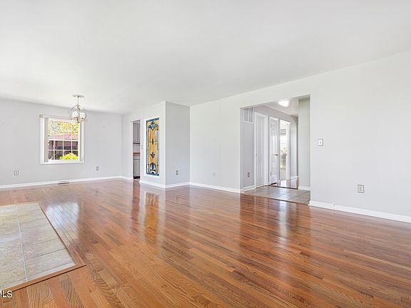5th image of 1801 Manor Ct APT A
