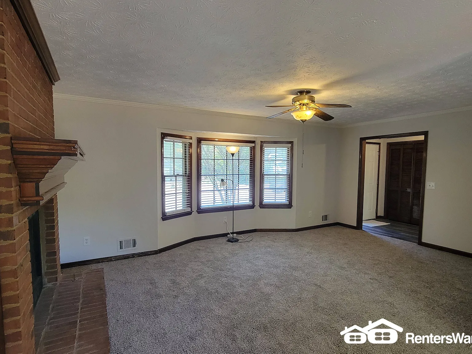 Spacious 3 Bedroom split level home in Snellville! — Photo 2