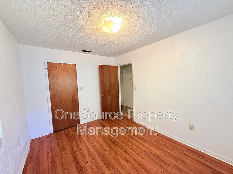 915 W Clark St #F — Photo 10