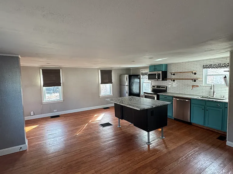 8 N Pearl St — Photo 3