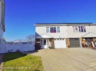 72 Middle Loop Rd, Staten Island, NY 10308