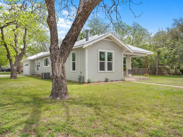 114 W Morse St, Fredericksburg, TX 78624