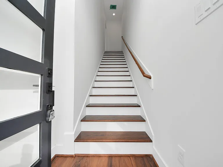 611 E 39th St #D — Photo 3